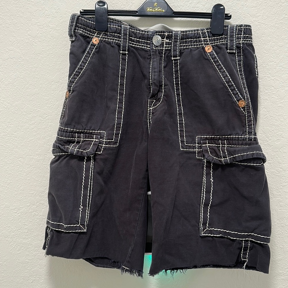 Men’s True religión black distressed cargo shorts size 32
